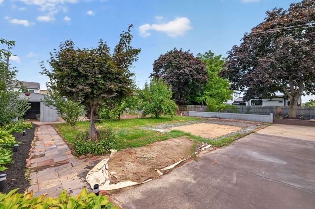 202 Oman St, Fall River, MA 02721