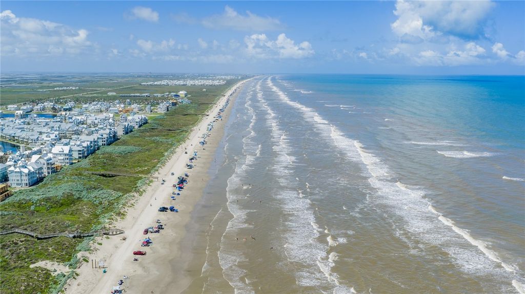 130 Mariners Dr, Port Aransas, TX 78373 — photo 2