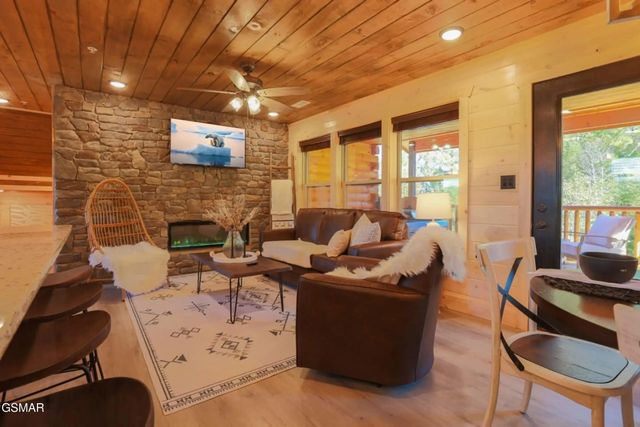 1802 Stone Wood Way, Pigeon Forge, TN 37862