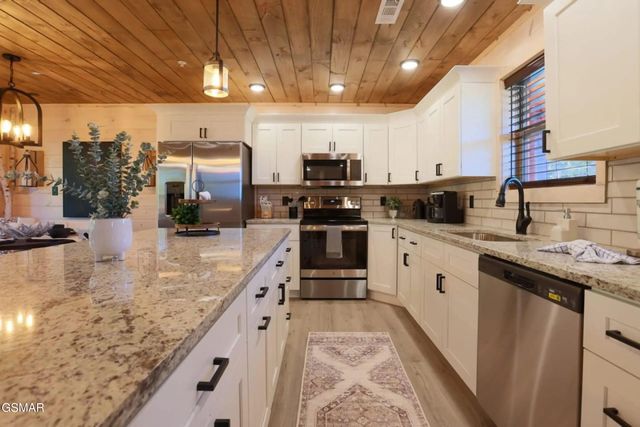 1802 Stone Wood Way, Pigeon Forge, TN 37862