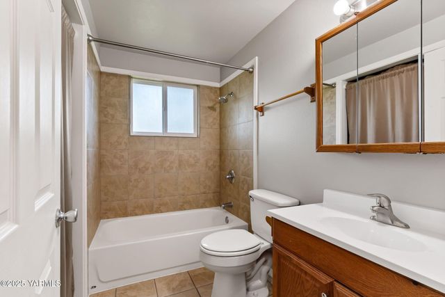 N 202 80th Ave, Yakima, WA 98908