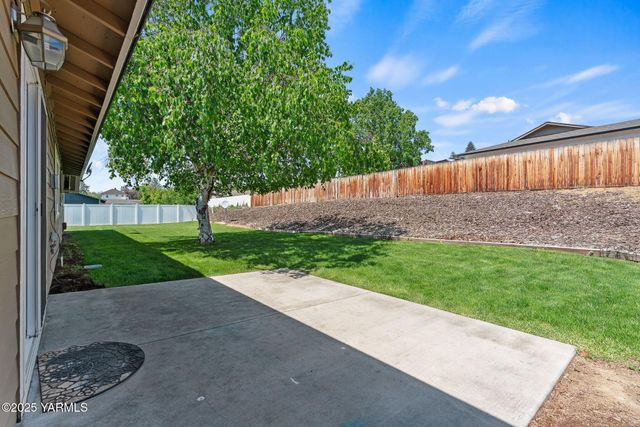 N 202 80th Ave, Yakima, WA 98908
