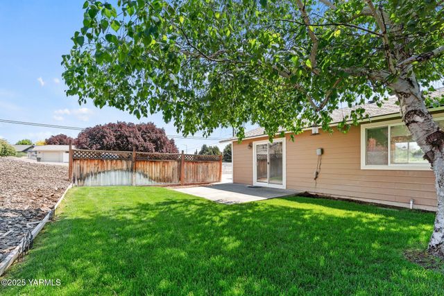 N 202 80th Ave, Yakima, WA 98908