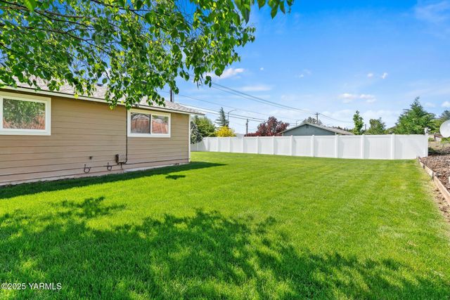 N 202 80th Ave, Yakima, WA 98908