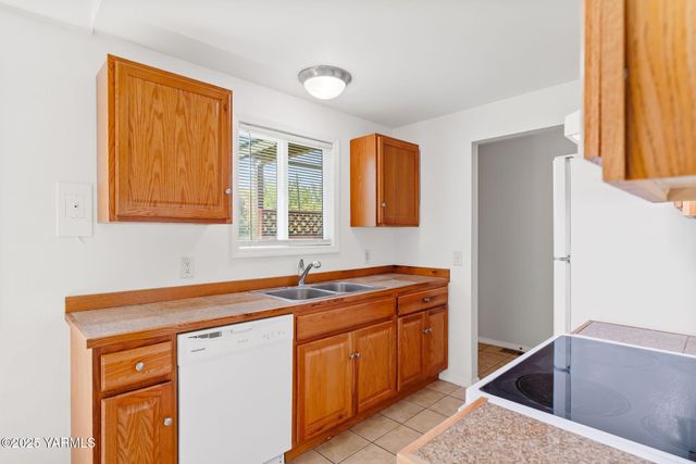 N 202 80th Ave, Yakima, WA 98908