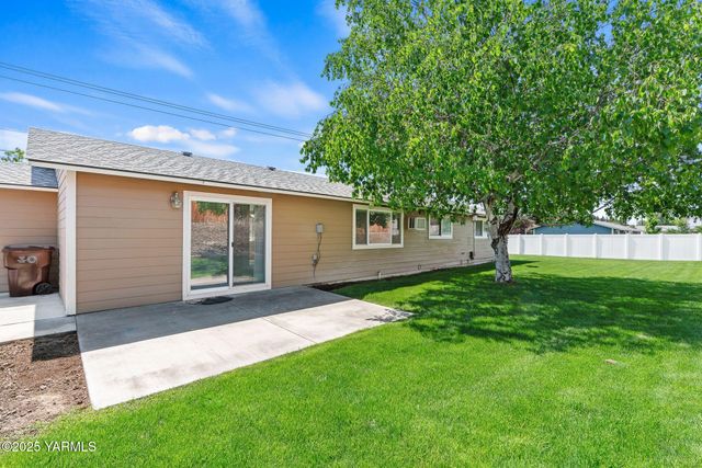 N 202 80th Ave, Yakima, WA 98908