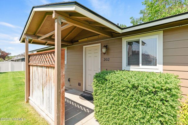 N 202 80th Ave, Yakima, WA 98908