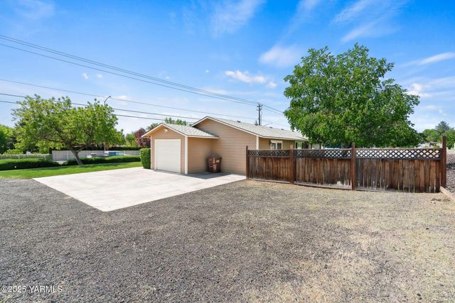 N 202 80th Ave, Yakima, WA 98908