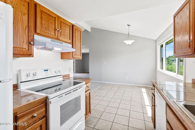 N 202 80th Ave, Yakima, WA 98908