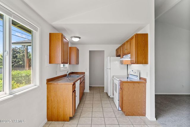 N 202 80th Ave, Yakima, WA 98908