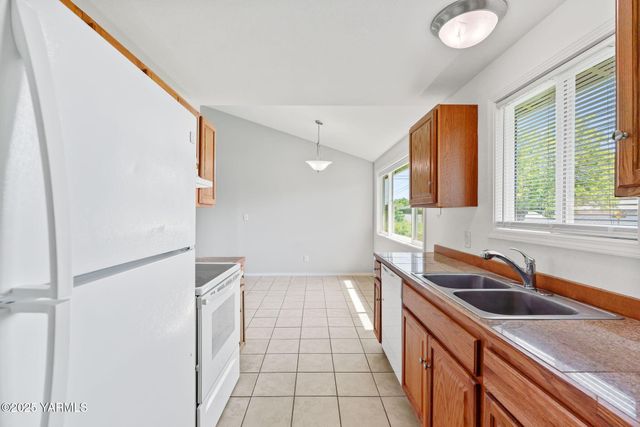 N 202 80th Ave, Yakima, WA 98908