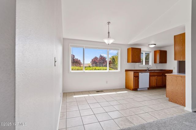 N 202 80th Ave, Yakima, WA 98908