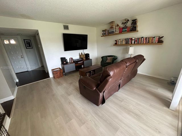 977 Coral Club Dr 977, Coral Springs, FL 33071