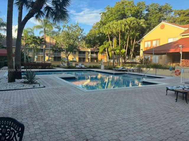 977 Coral Club Dr 977, Coral Springs, FL 33071