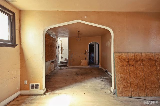 5918 Dressell Avenue, St Louis, MO 63120