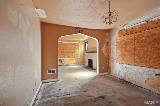 5918 Dressell Avenue, St Louis, MO 63120