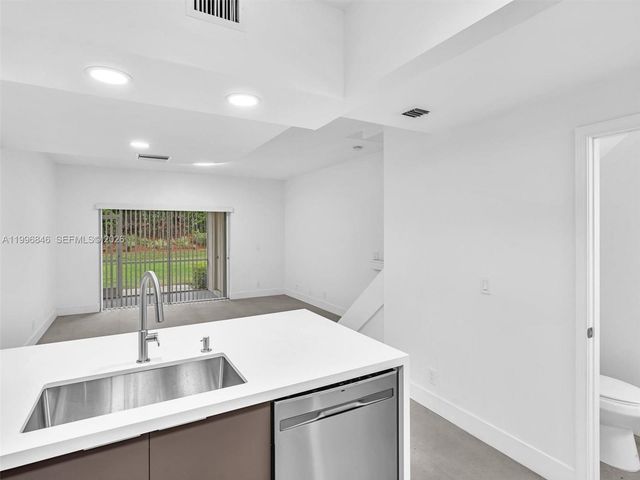 8 Key West Ct 8, Weston, FL 33326