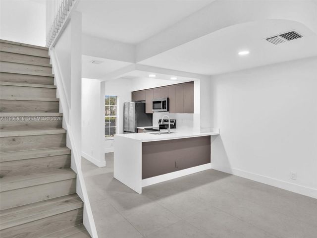 8 Key West Ct 8, Weston, FL 33326