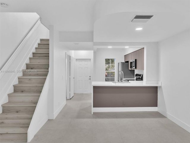 8 Key West Ct 8, Weston, FL 33326