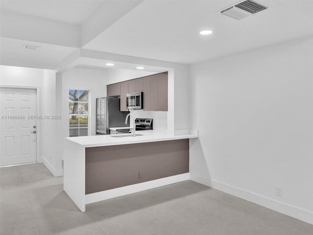 8 Key West Ct 8, Weston, FL 33326