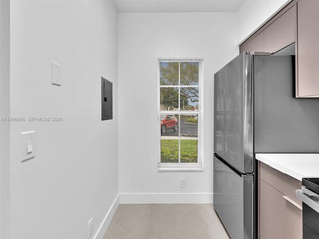 8 Key West Ct 8, Weston, FL 33326