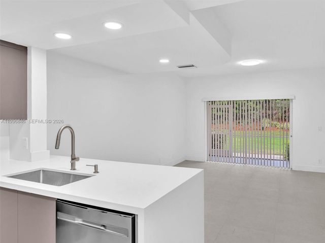 8 Key West Ct 8, Weston, FL 33326