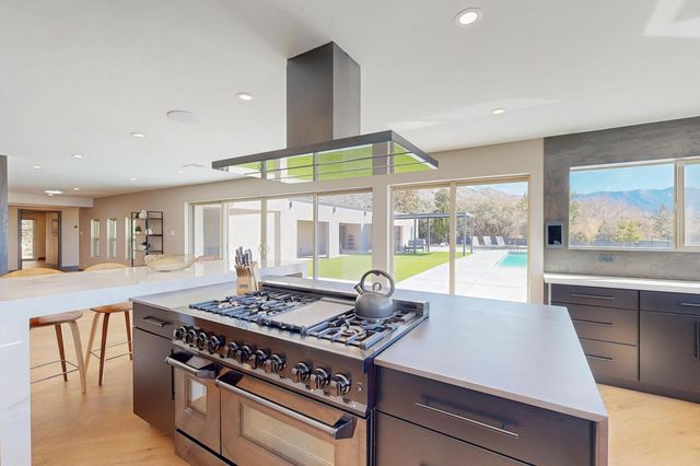 48 Rock Ridge Drive NE, Albuquerque, NM 87122