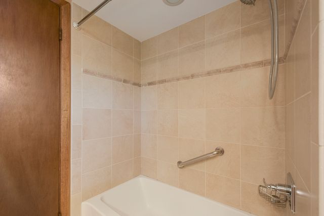 532 Summit Drive, Schaumburg, IL 60193