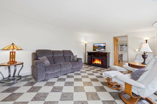 5016 W Park St, Pasco, WA 99301