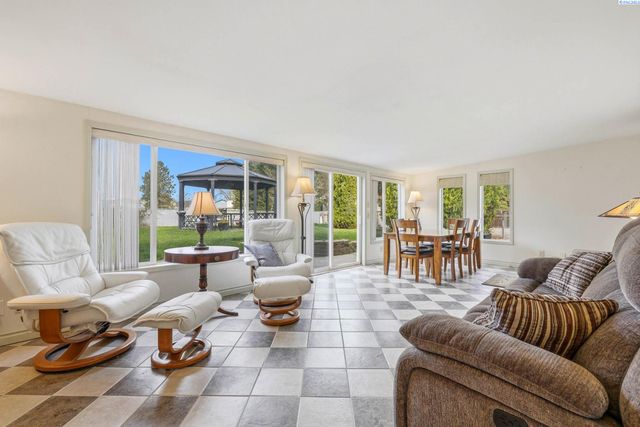 5016 W Park St, Pasco, WA 99301