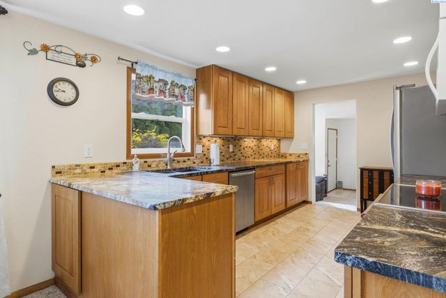 5016 W Park St, Pasco, WA 99301