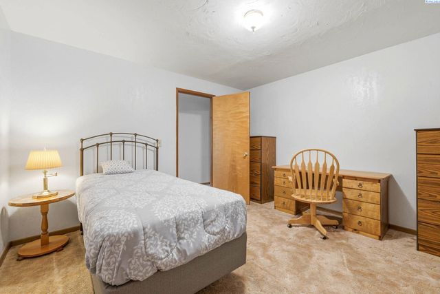 5016 W Park St, Pasco, WA 99301