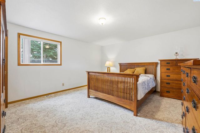 5016 W Park St, Pasco, WA 99301