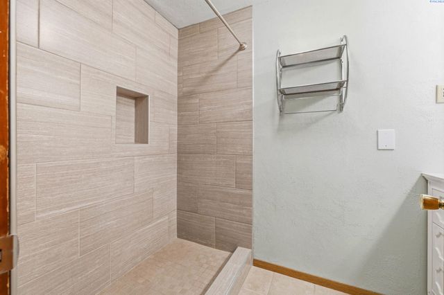 5016 W Park St, Pasco, WA 99301