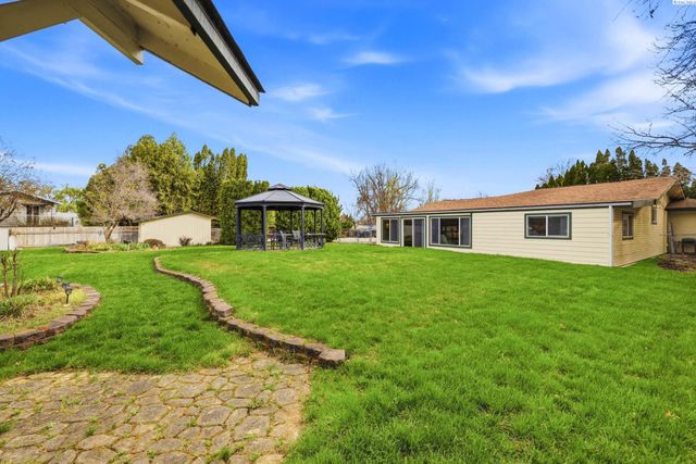 5016 W Park St, Pasco, WA 99301