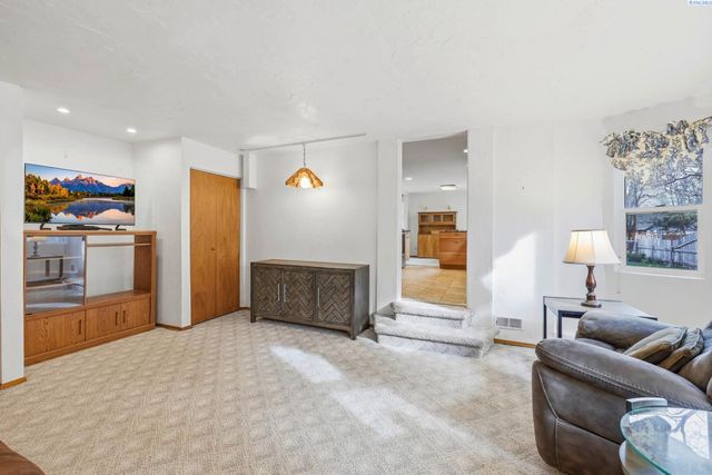 5016 W Park St, Pasco, WA 99301