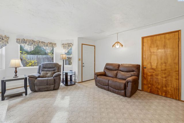 5016 W Park St, Pasco, WA 99301