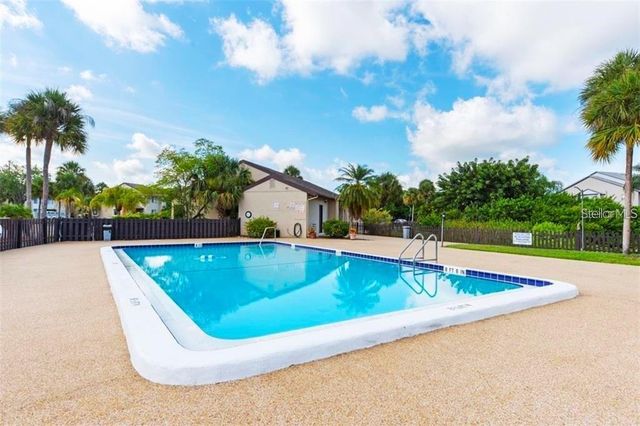 2732 HIDDEN LAKE BOULEVARD D, Sarasota, FL 34237