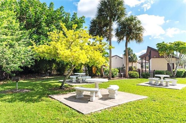 2732 HIDDEN LAKE BOULEVARD D, Sarasota, FL 34237