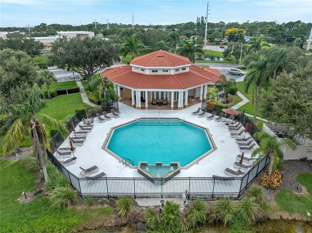 2732 HIDDEN LAKE BOULEVARD D, Sarasota, FL 34237