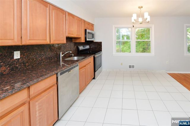85 Primrose Lane B, Paramus, NJ 07652