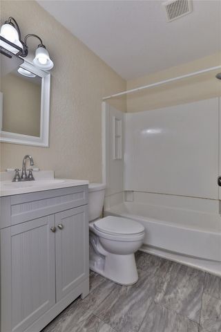 708 Winding Way Street, Lake Jackson, TX 77566