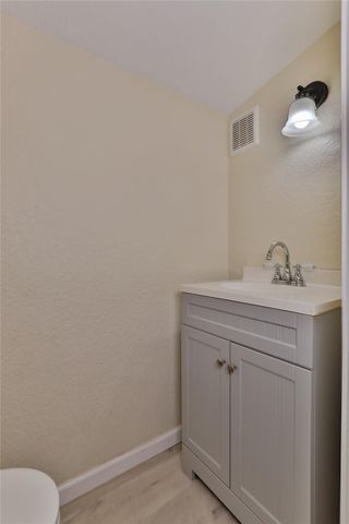 708 Winding Way Street, Lake Jackson, TX 77566