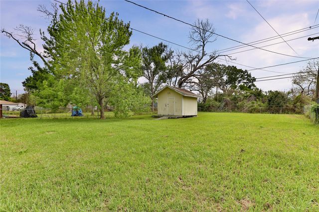 708 Winding Way Street, Lake Jackson, TX 77566