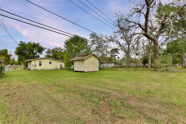 708 Winding Way Street, Lake Jackson, TX 77566