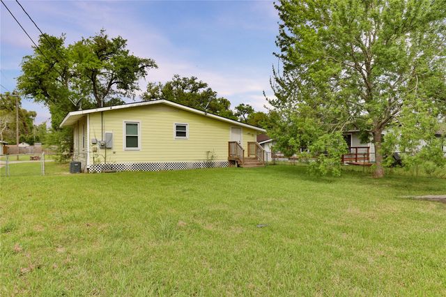 708 Winding Way Street, Lake Jackson, TX 77566