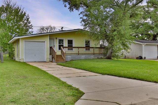 708 Winding Way Street, Lake Jackson, TX 77566