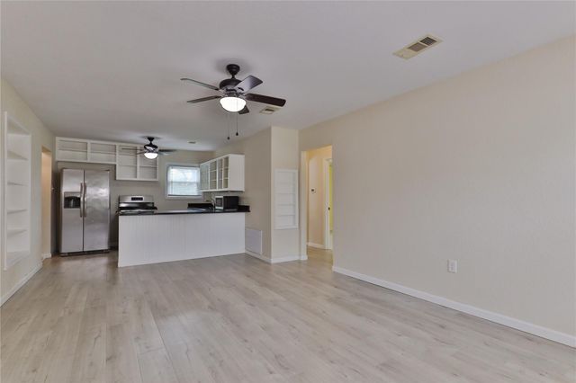 708 Winding Way Street, Lake Jackson, TX 77566