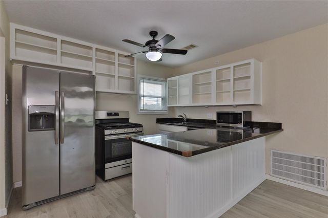 708 Winding Way Street, Lake Jackson, TX 77566