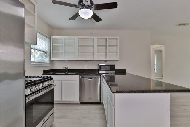 708 Winding Way Street, Lake Jackson, TX 77566